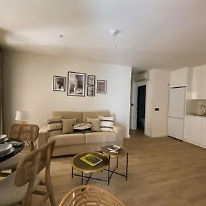 https://oasis-backpackers-hostel-malaga.hotelsinnerja.org